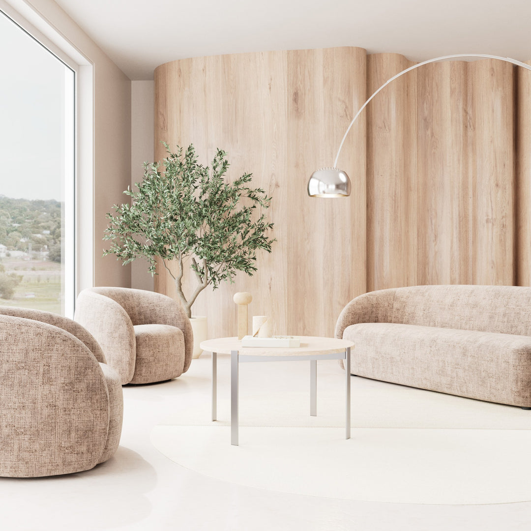 Lodi sofa i lys beige bouclé med lenestoler, trepanelvegg, oliventre og buet gulvlampe