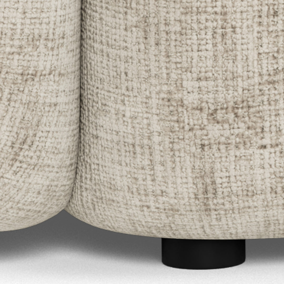 Lodi sofa i lys beige bouclé, nærbilde av base og sort ben