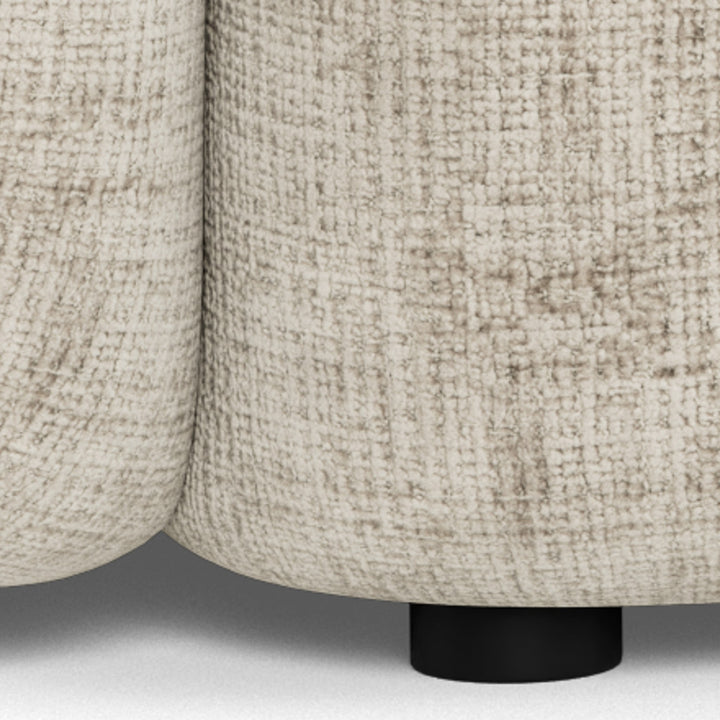 Lodi sofa i lys beige bouclé, nærbilde av base og sort ben