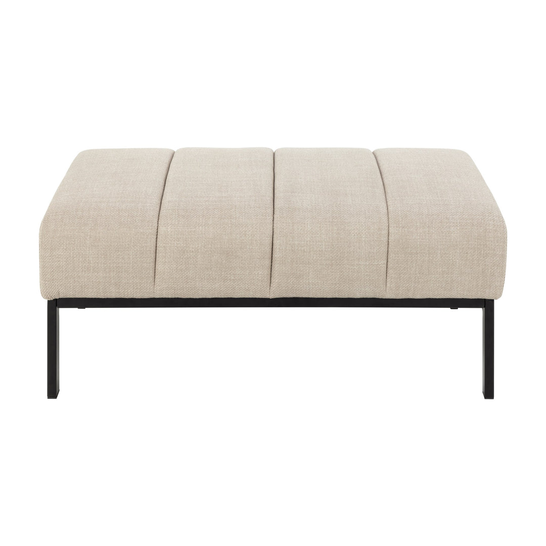 Caix puff i beige stoff med sorte metallben, sett forfra