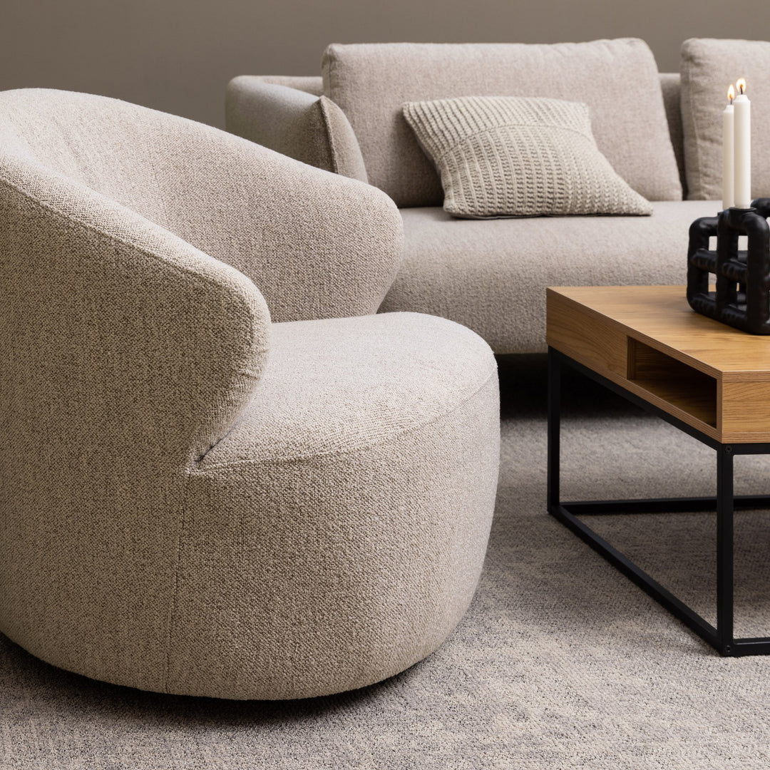 Westport loungestol i gråbeige bouclé ved lys sofa med eik sofabord og levende lys