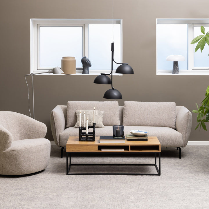 Westport loungestol i lys beige bouclé i stue med sofa, eikebord, plante og pendler
