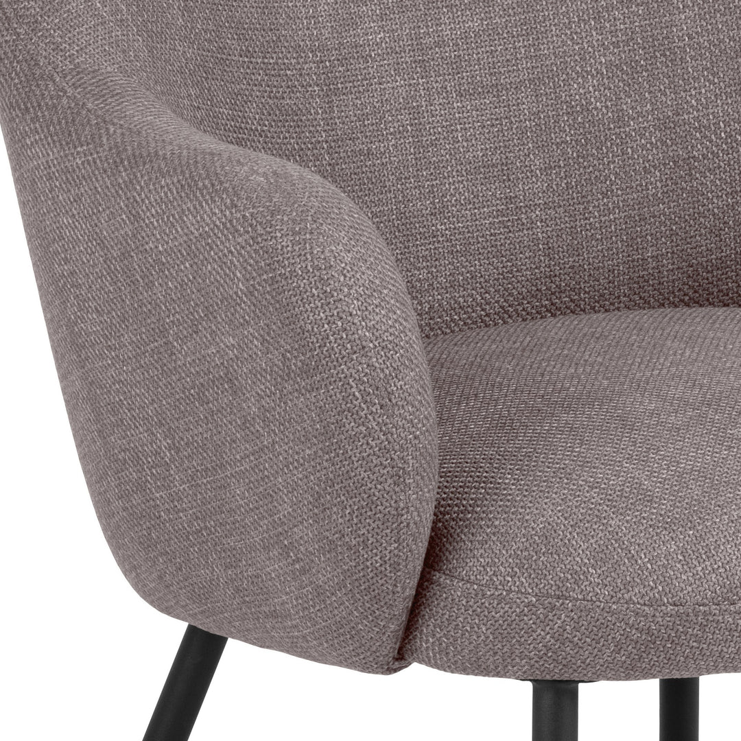 Spencer loungestol, nærbilde av armlene og sete i lys gråbrun stoff