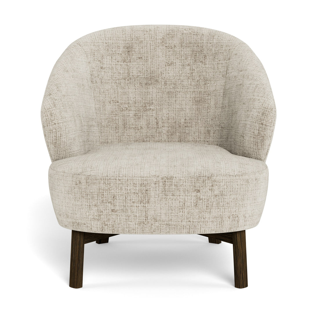 Darlene lounge stol i beige chenille med mørke trebein, sett forfra