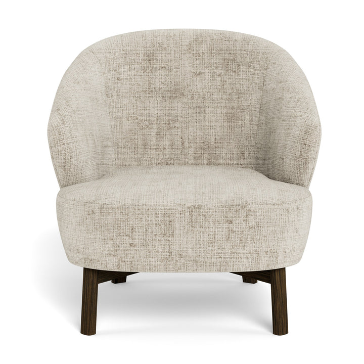 Darlene lounge stol i beige chenille med mørke trebein, sett forfra