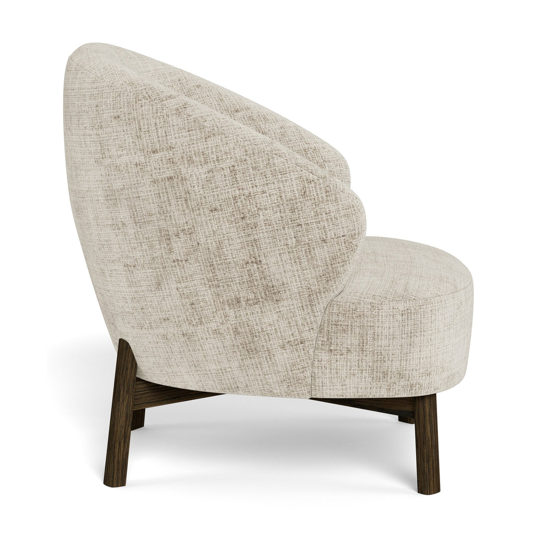 Darlene lounge stol i beige chenille med mørke trebein, sett fra siden