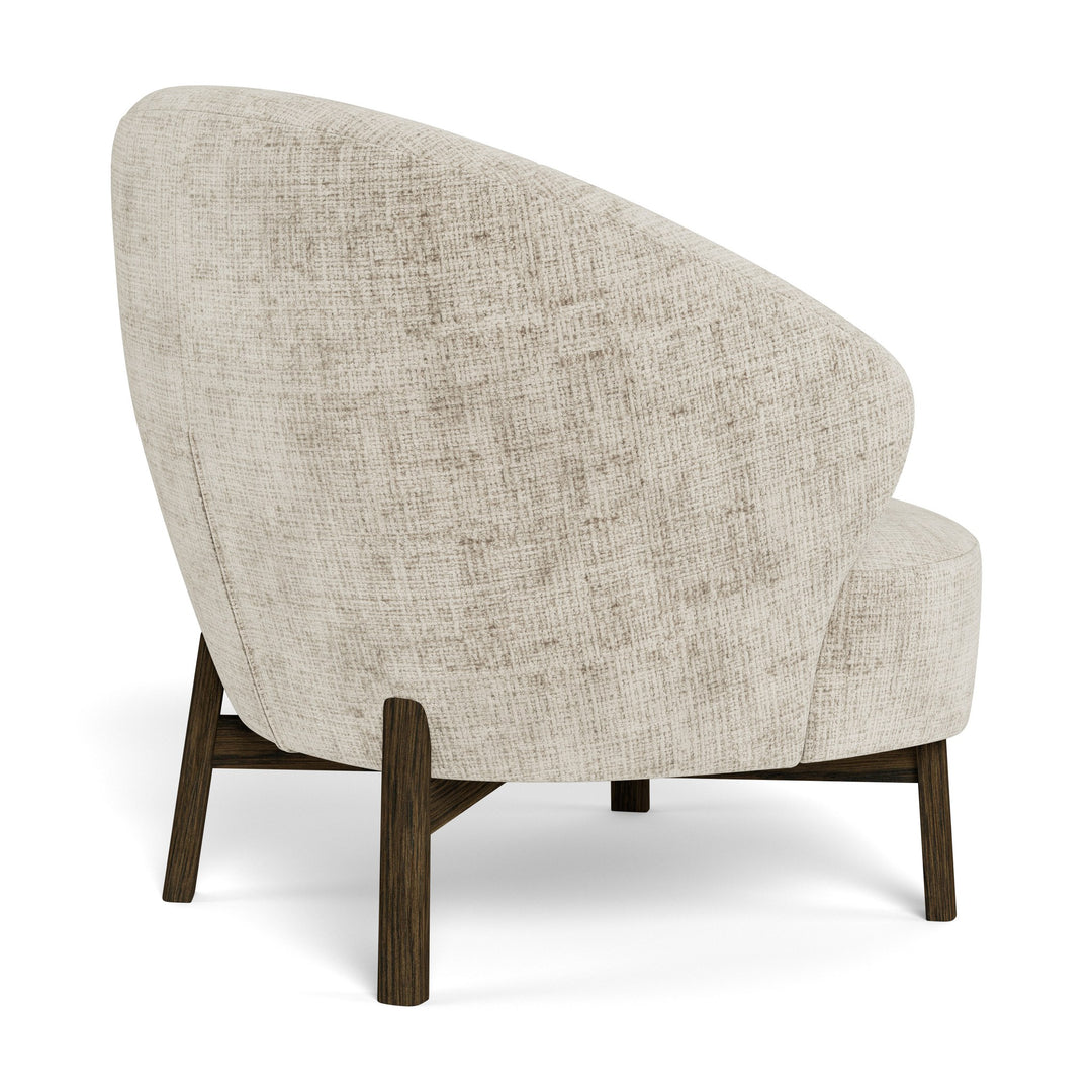 Darlene lounge stol i beige chenille med mørke trebein, sett bakfra