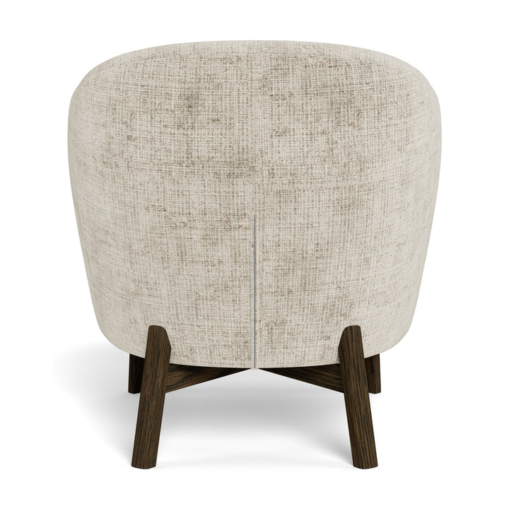 Darlene lounge stol i beige chenille med mørke trebein, sett rett bakfra