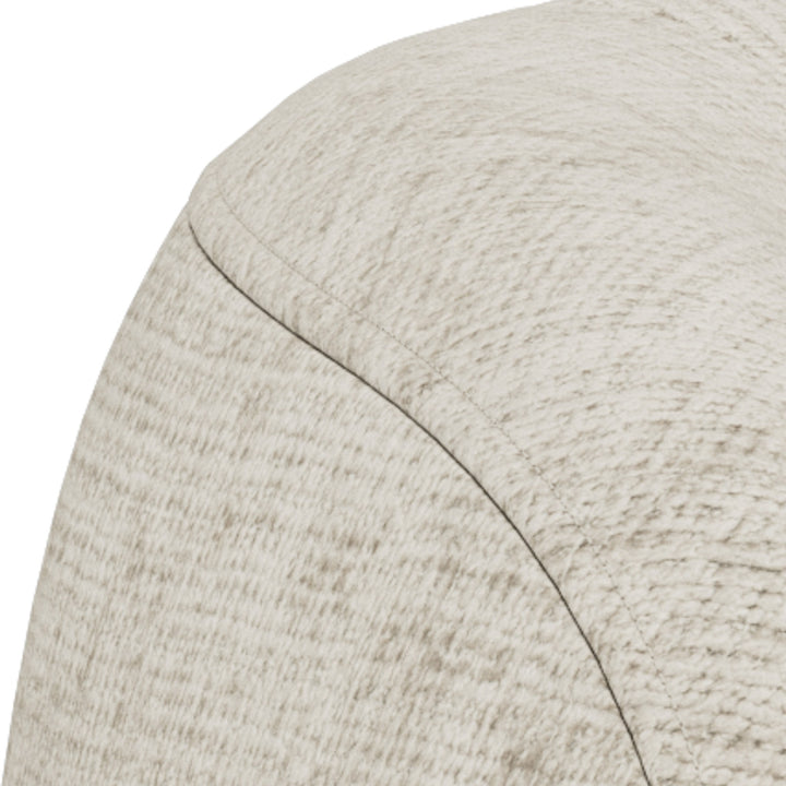 Lodi stol, nærbilde av sømdetalj og rygg i lys beige chenille