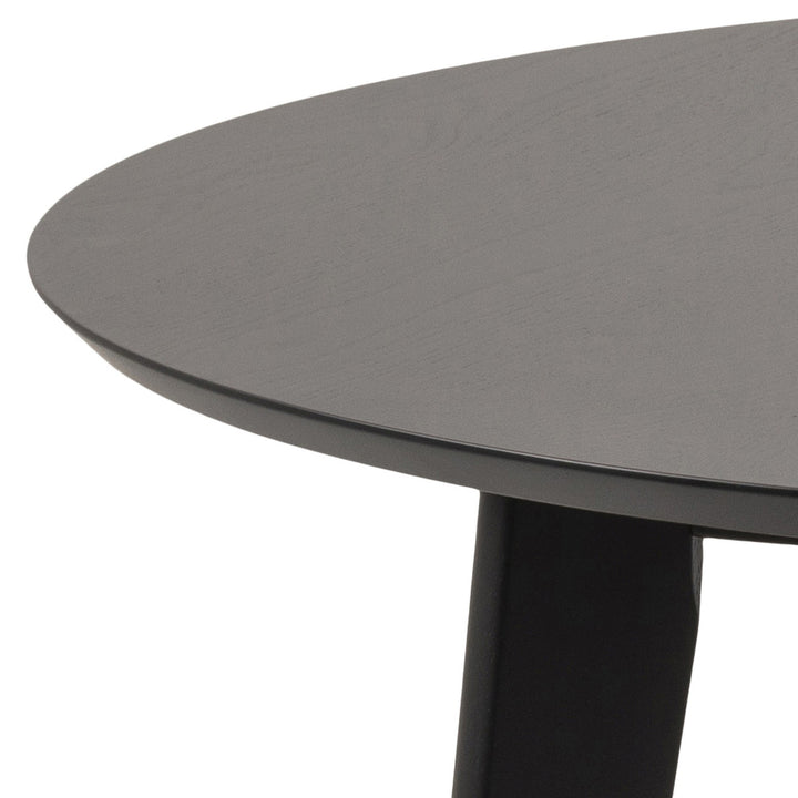 Roxby spisebord i sort, nærbilde av rund bordplate med kant og ben