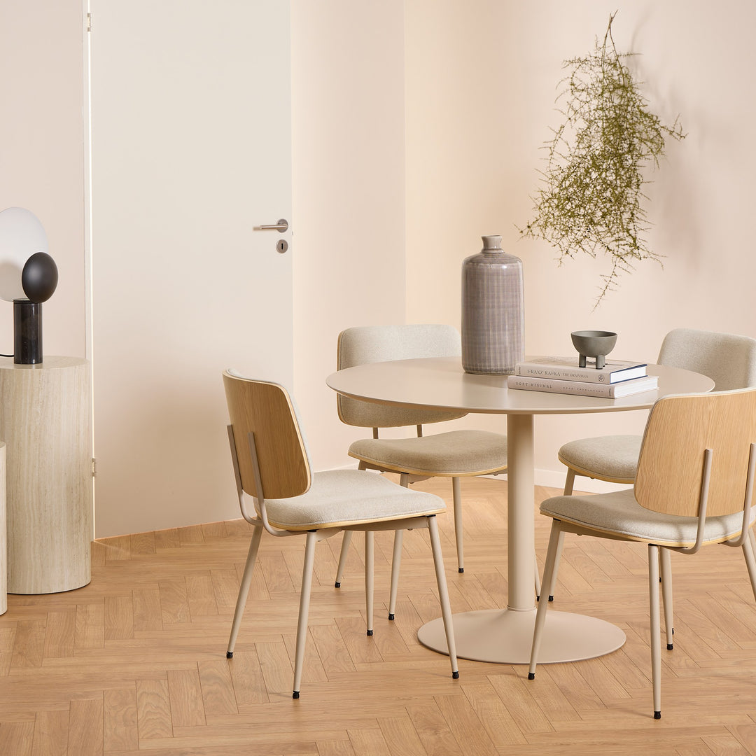 Ibiza spisebord i beige med rund plate og søylefot, stue med stoler, vase og plante