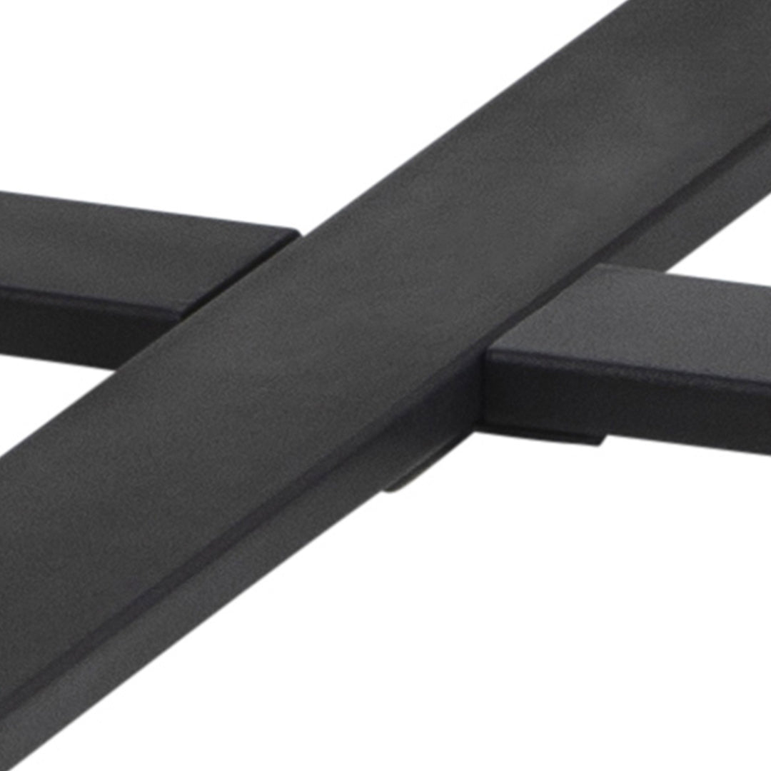 Amble spisebord, detalj av sorte metallben som krysser hverandre