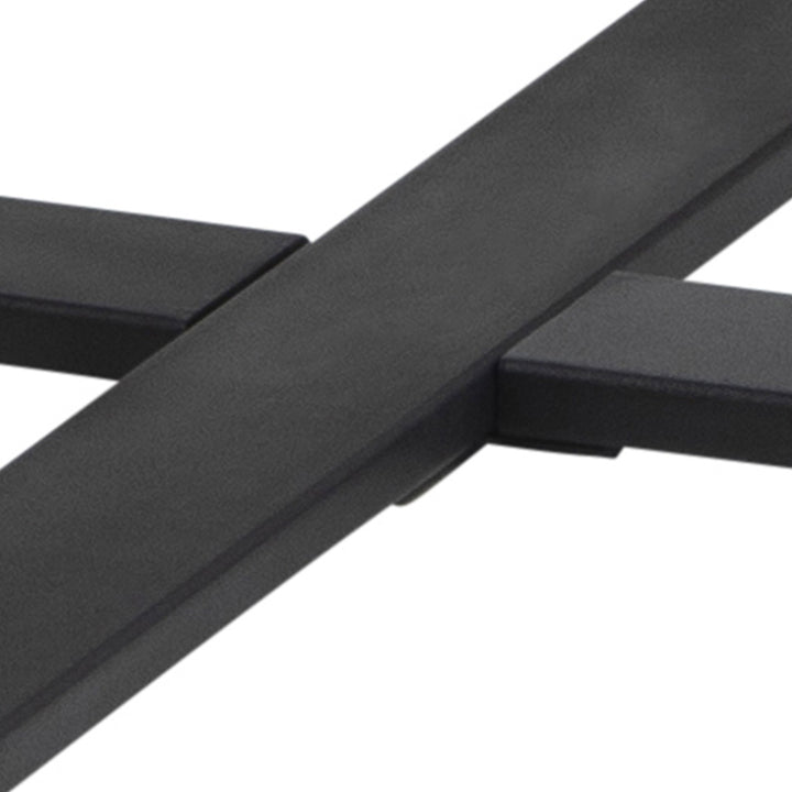 Amble spisebord, detalj av sorte metallben som krysser hverandre