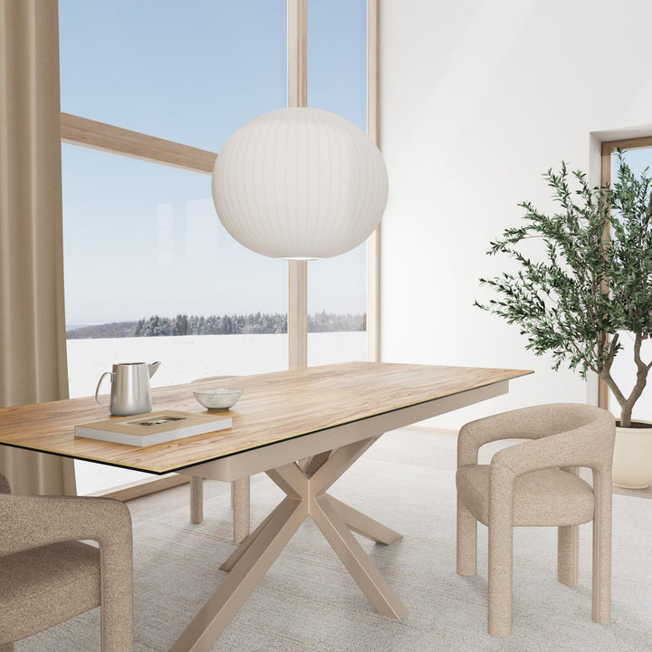 Heaven spisebord med villeik-treplate i lyst rom med beige stol og oliventre