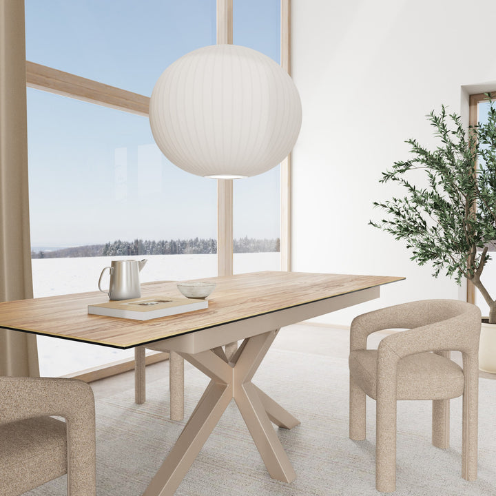 Heaven spisebord med villeik-treplate i lyst rom med beige boucléstol og oliventre