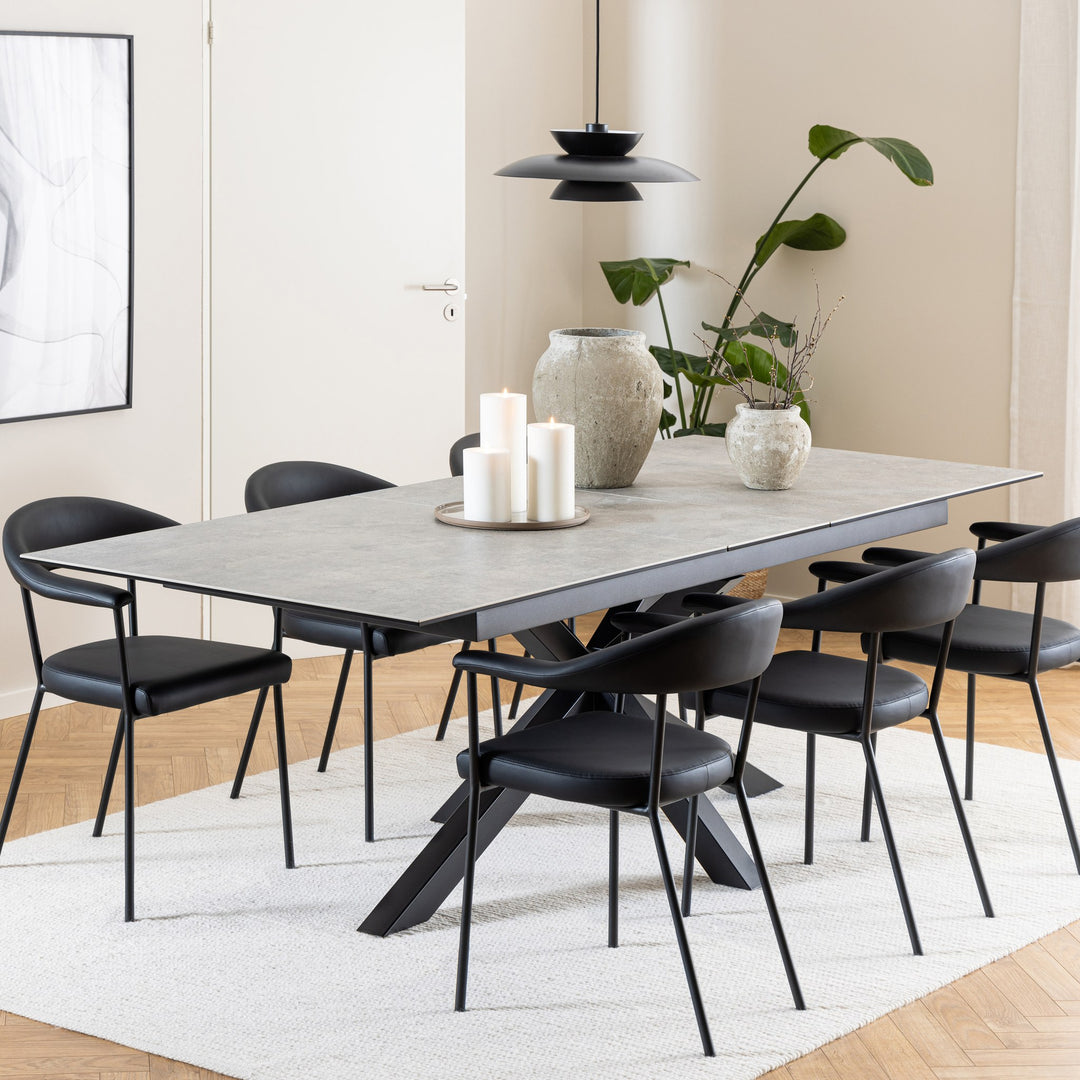 Heaven spisebord med grå keramikkplate i spisestue med sorte skinnstoler