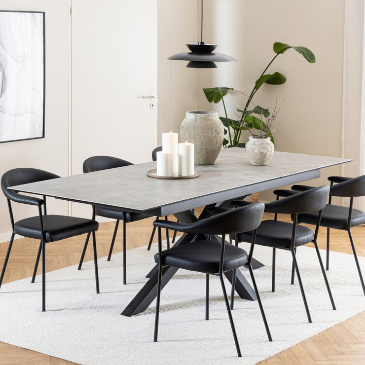 Heaven spisebord med grå keramikkplate i spisestue med sorte skinnstoler