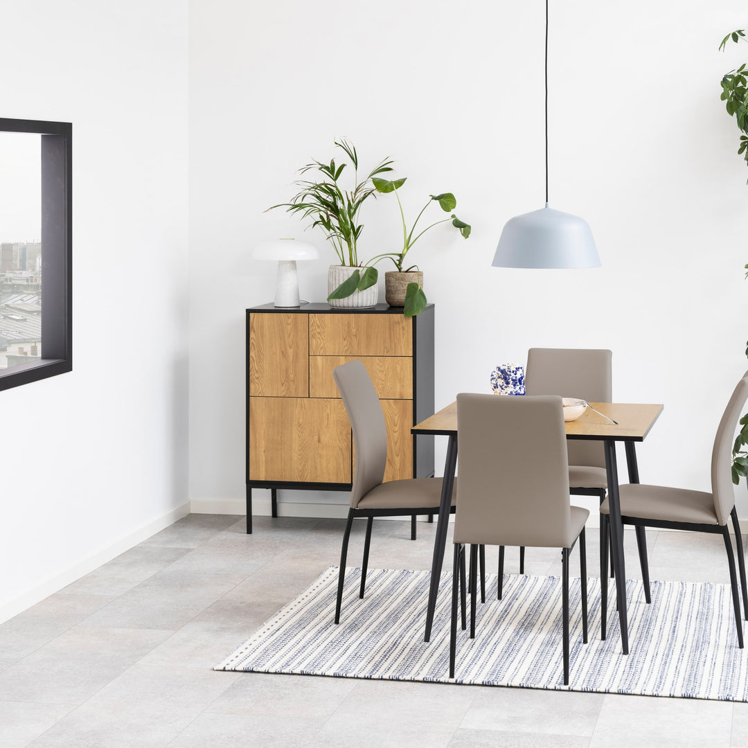 Wilma spisebord i imitert villeik med gråbeige stoler, med skap og planter ved vindu med byutsikt
