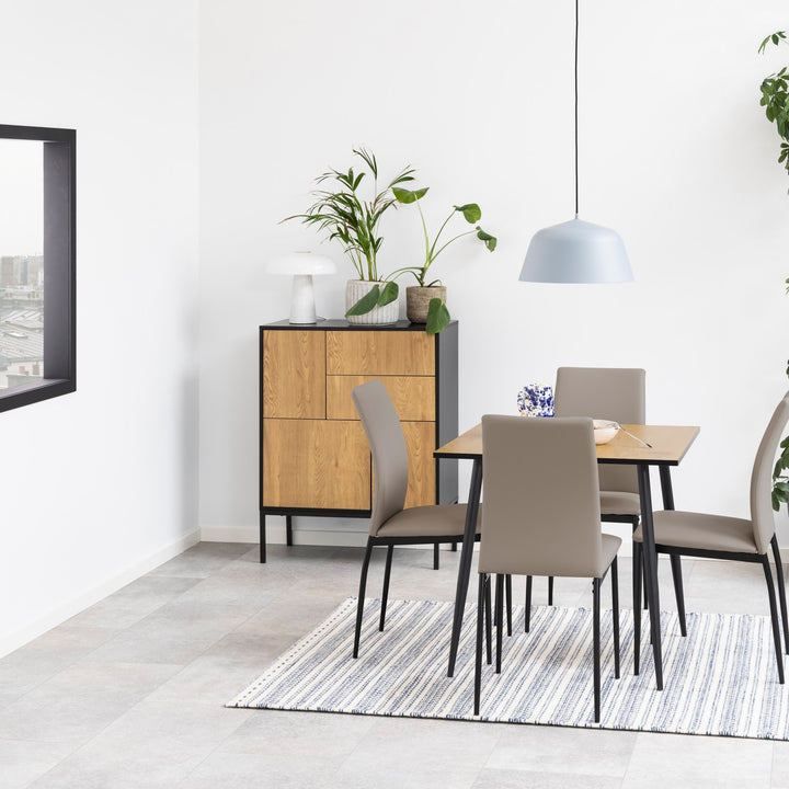 Wilma spisebord i imitert villeik med gråbeige stoler, med skap og planter ved vindu med byutsikt