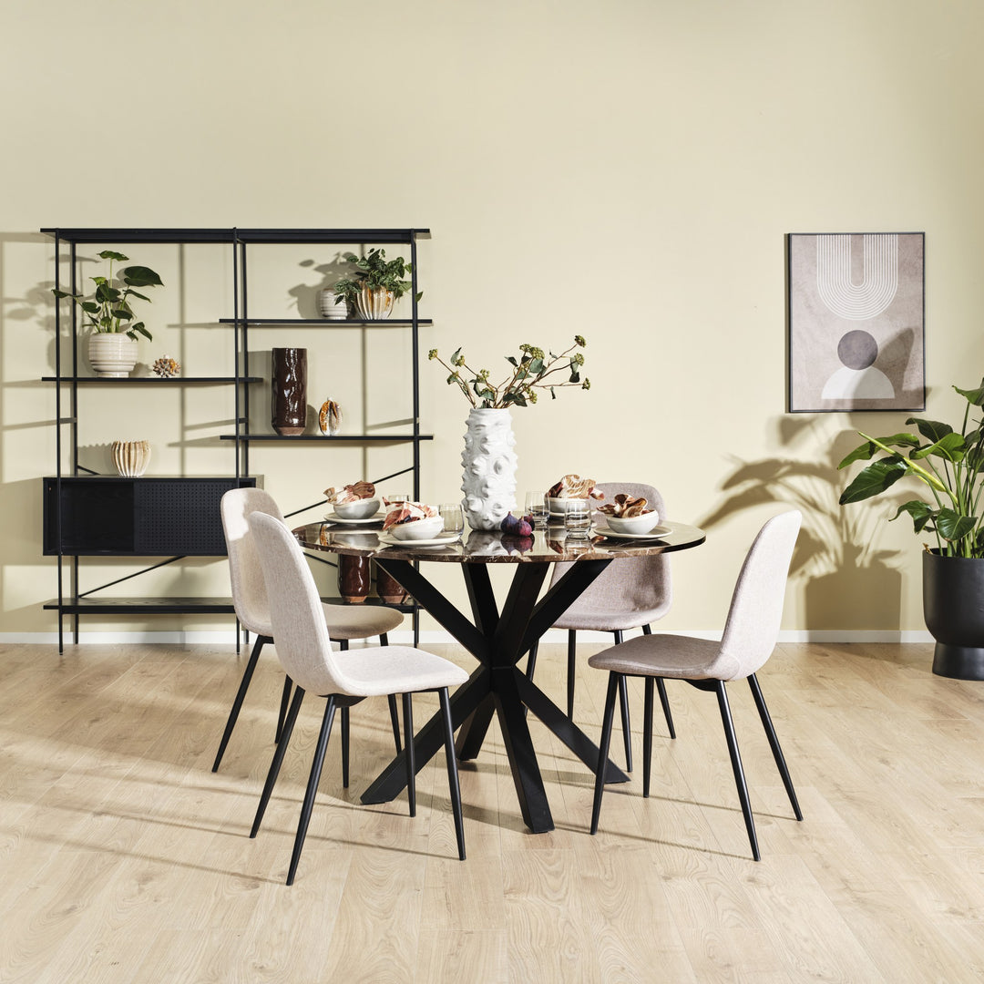 Earth spisebord med rund brun marmorplate på sort kryssben, dekket ved beige stoler
