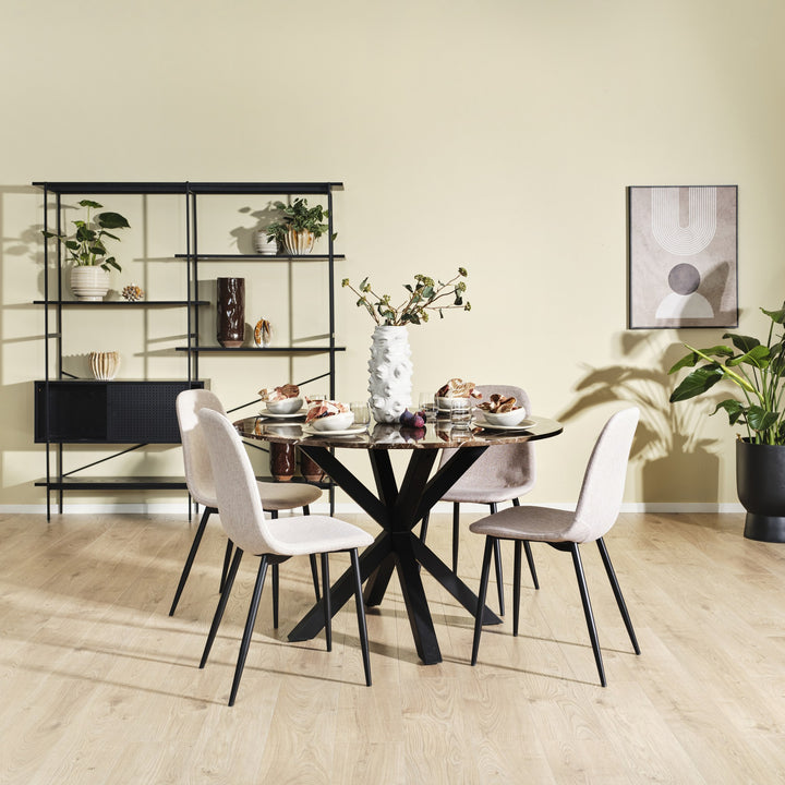 Earth spisebord med rund brun marmorplate på sort kryssben, dekket ved beige stoler