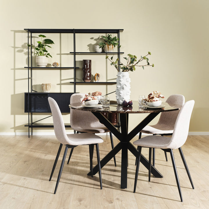 Earth spisebord med brun marmorplate på sort kryssben og beige stoler i lyst rom