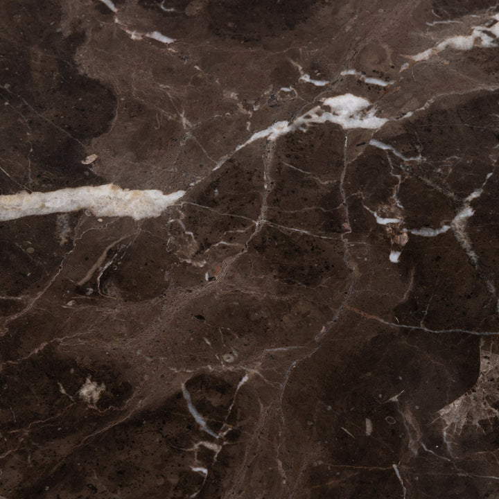 Earth spisebord, nærbilde av brun marmor med hvite årer