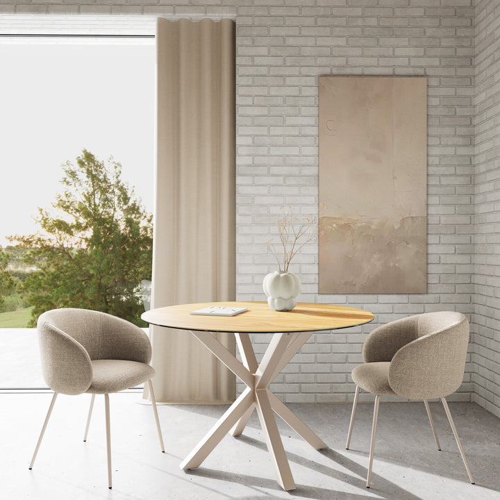 Earth spisebord med villeik keramikkplate og lys kryssfot, med beige stoler ved vindu mot hage