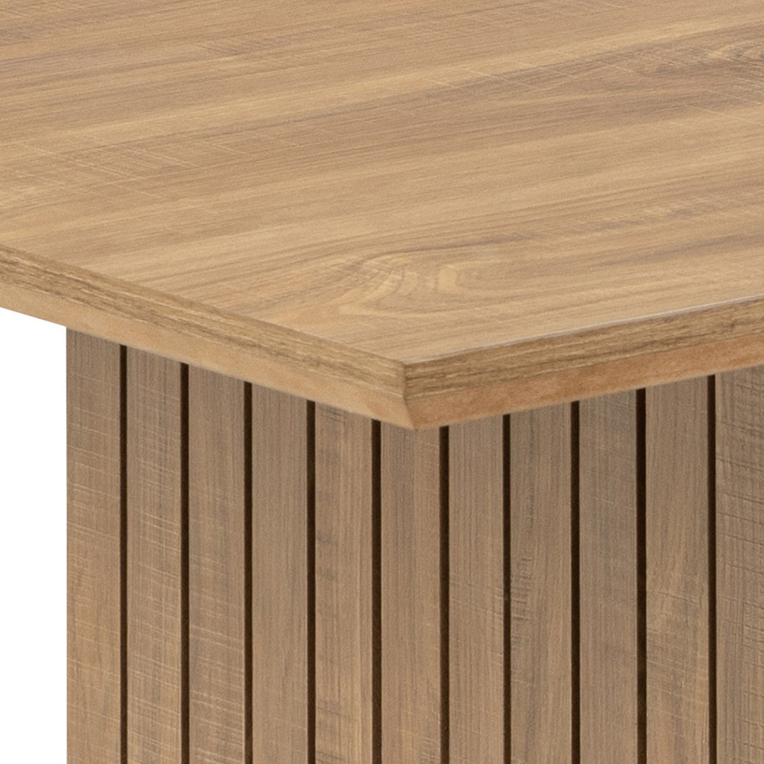 Colima spisebord i eik med rillet sokkel, omgitt av beige stoler i lyst rom