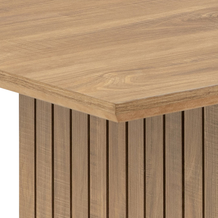 Colima spisebord i eik med rillet sokkel, omgitt av beige stoler i lyst rom