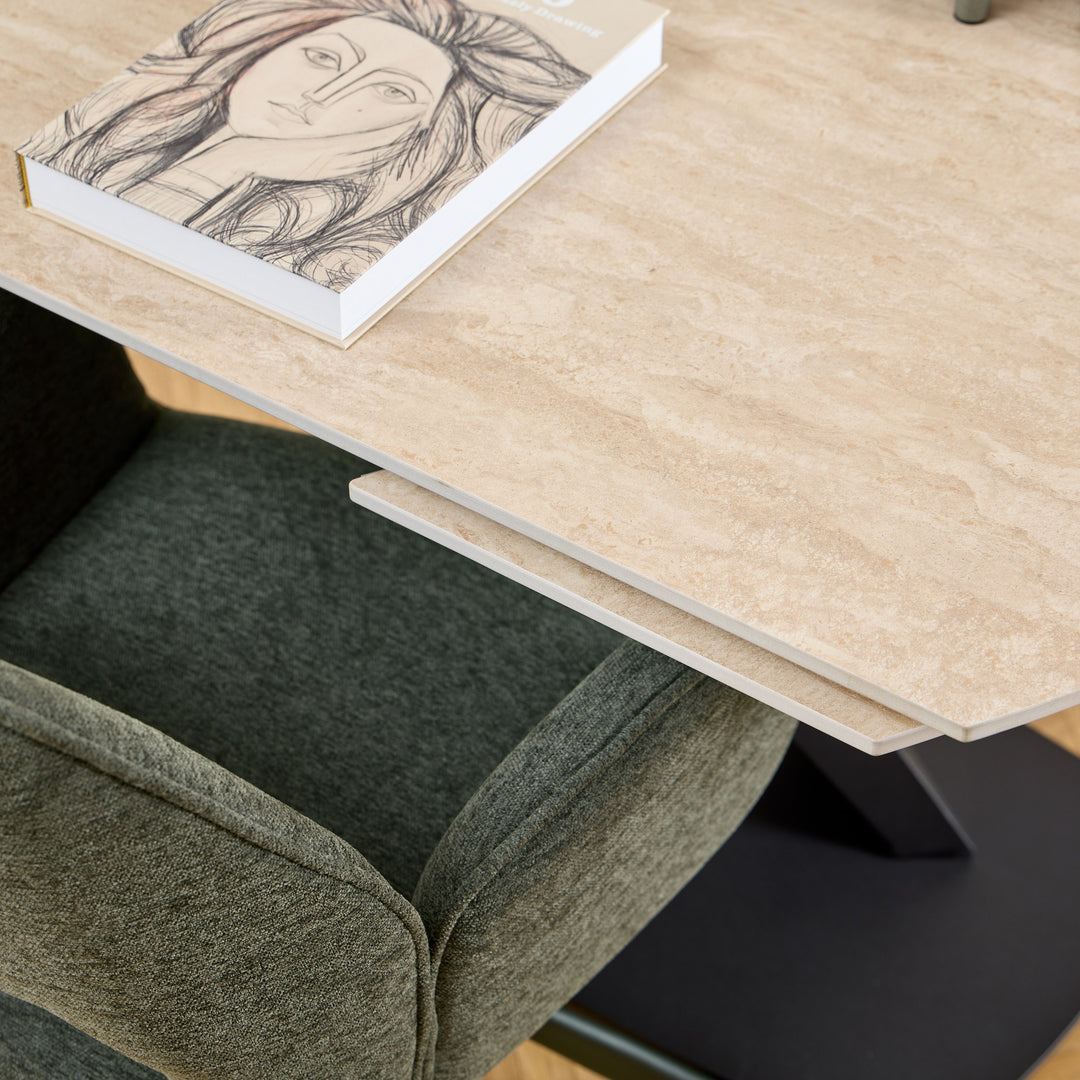 Morella spisebord, nærbilde av beige travertinlook-plate med skjøt og grønn stol