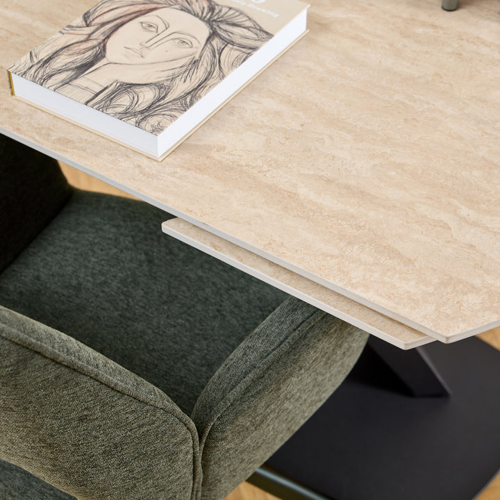 Morella spisebord, nærbilde av beige travertinlook-plate med skjøt og grønn stol