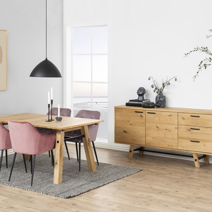 Brooke spisestol i støvet rosa velur ved eikebord, med eikesideboard og pendel i lyst rom