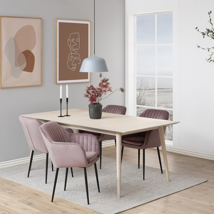 Emilia spisestol i rosa velur rundt lyst spisebord i stue med bilder og vindu