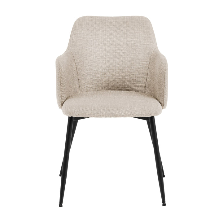 Ilsa spisestol i beige tekstil med armlener og svarte ben, sett forfra