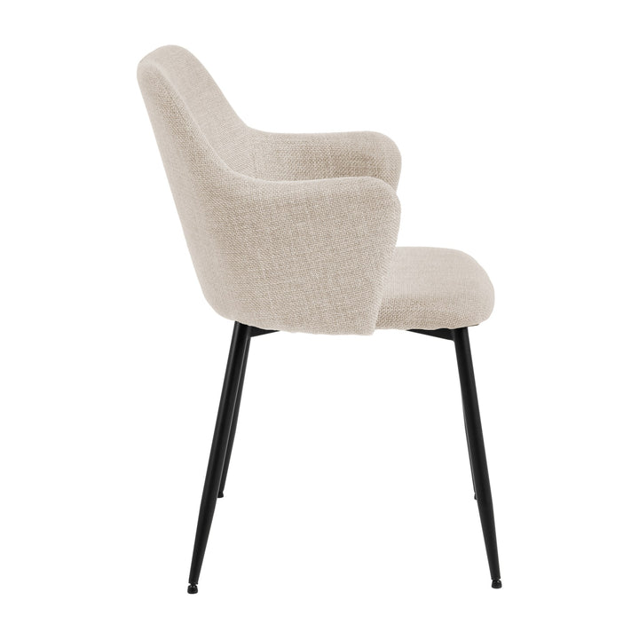 Ilsa spisestol i beige tekstil med armlener og svarte ben, sett fra siden