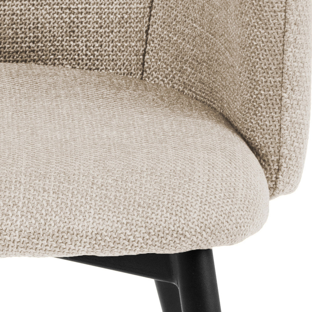 Ilsa spisestol, nærbilde av beige sete og armlene i tekstil
