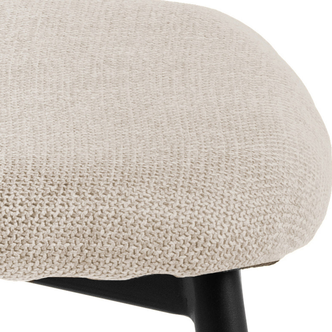 Ilsa spisestol, nærbilde av beige sete i tekstil og svart ben
