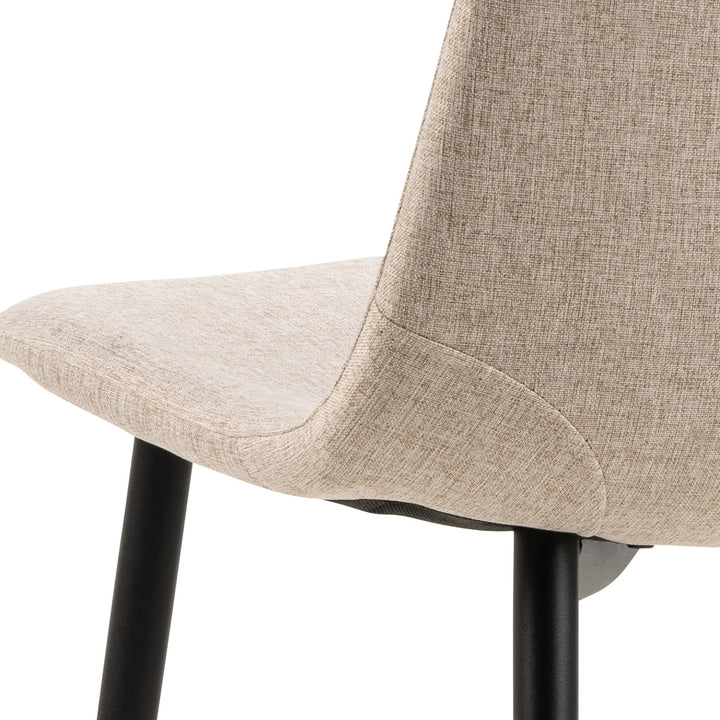 Celia spisestol i beige stoff med sorte metallben, nærbilde av setet