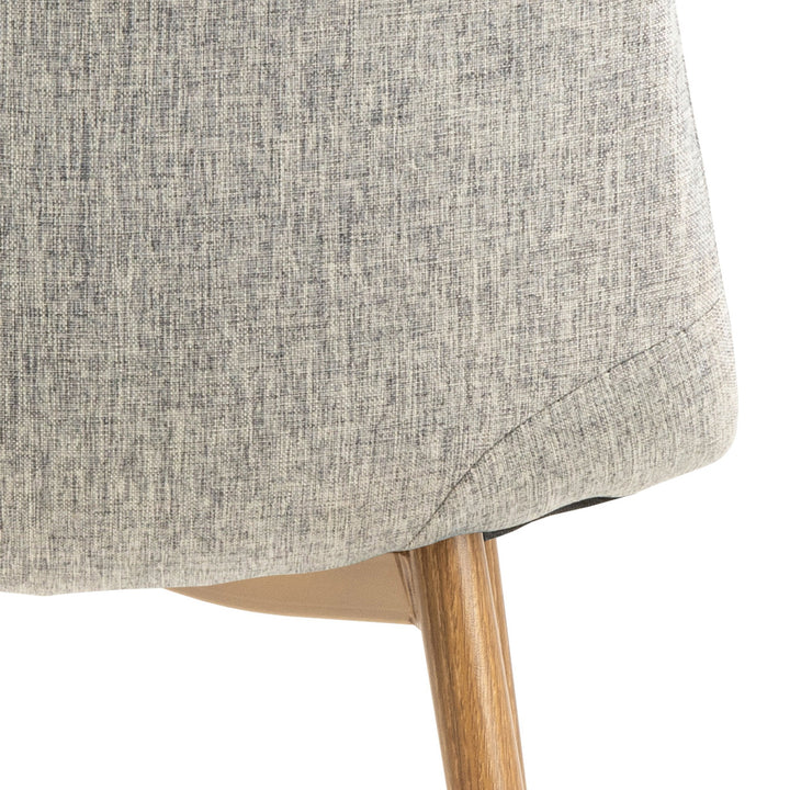 Celia spisestol i lys grå stoff med ben i lys eik, nærbilde av rygg og ben