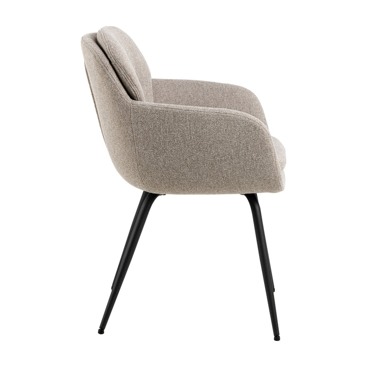 Dora spisestol i beige bouclé med svarte metallben, sett fra siden