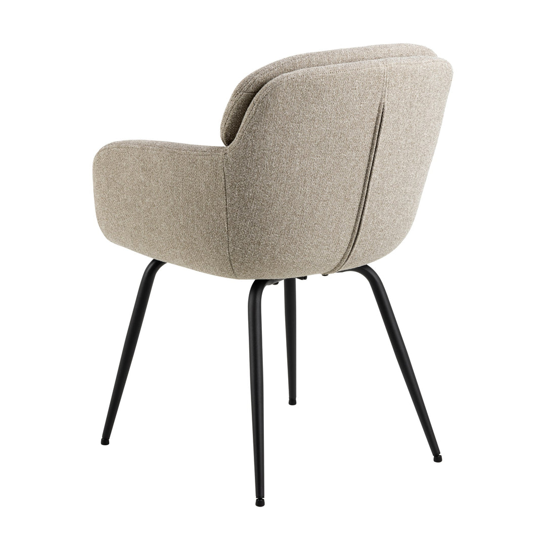 Dora spisestol i beige med armlener og sorte metallben, sett skrått bakfra mot hvit bakgrunn