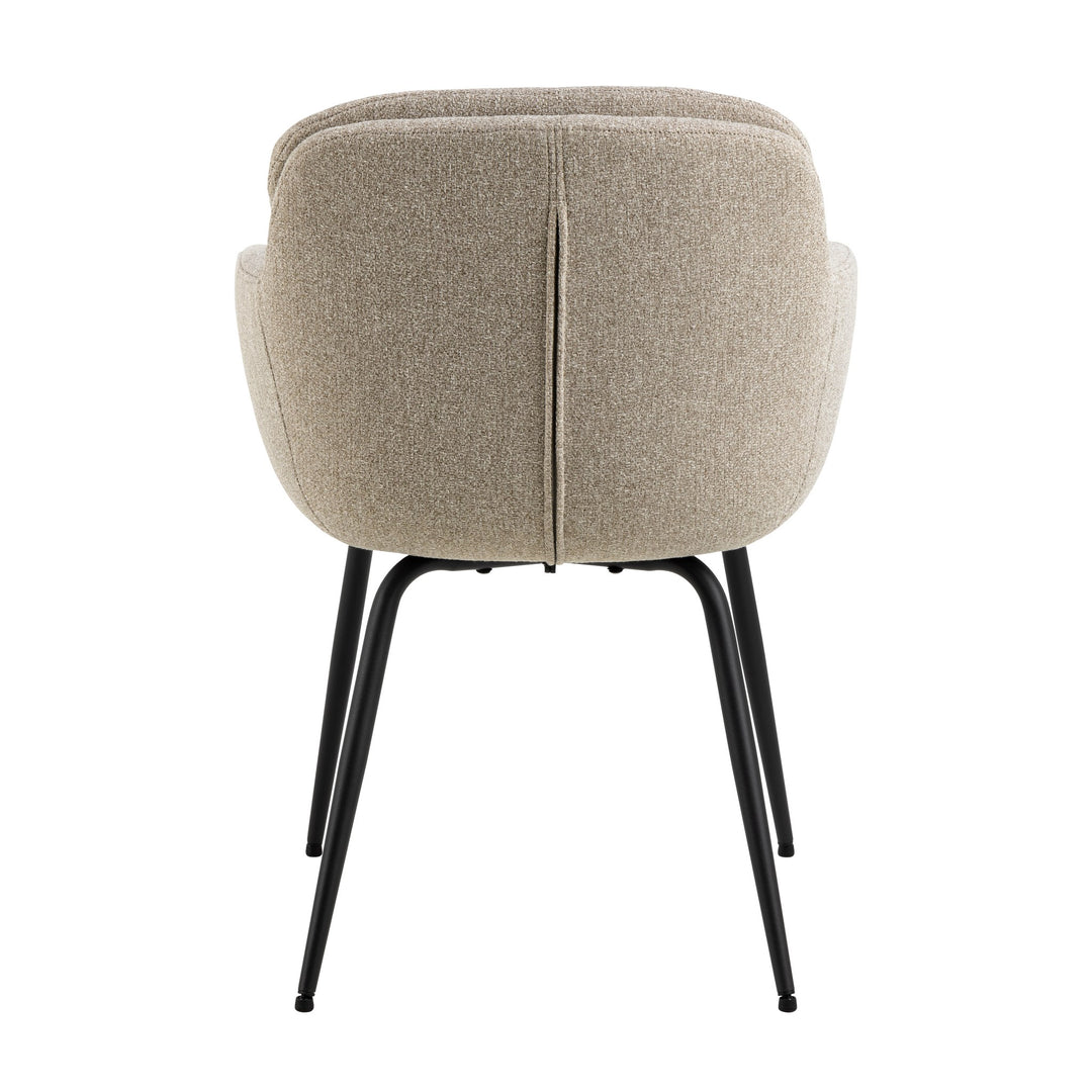 Dora spisestol i beige med armlener og sorte metallben, sett bakfra mot hvit bakgrunn