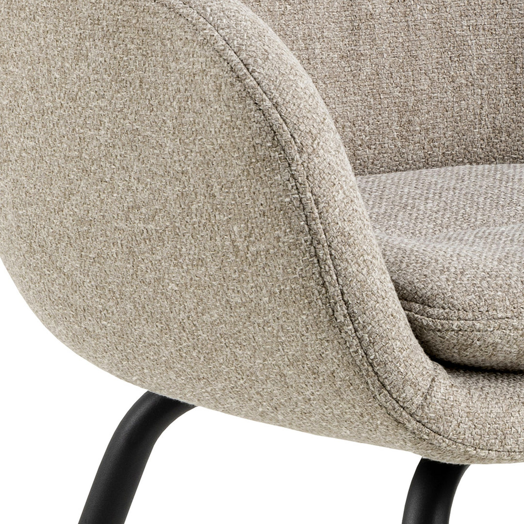 Dora spisestol i beige, nærbilde av sete, armlene og sort ben