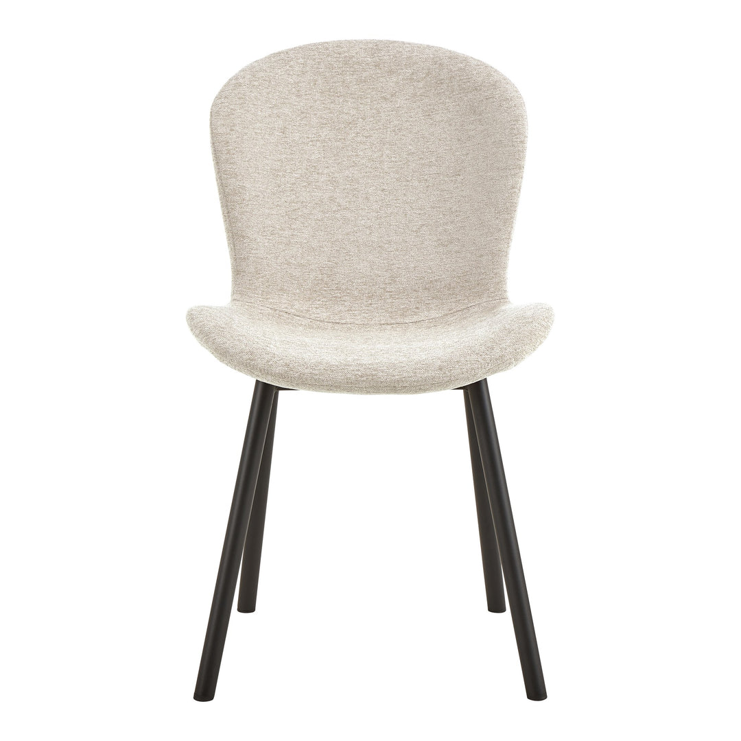 Esra spisestol i lys beige stoff med svarte metallben, sett forfra