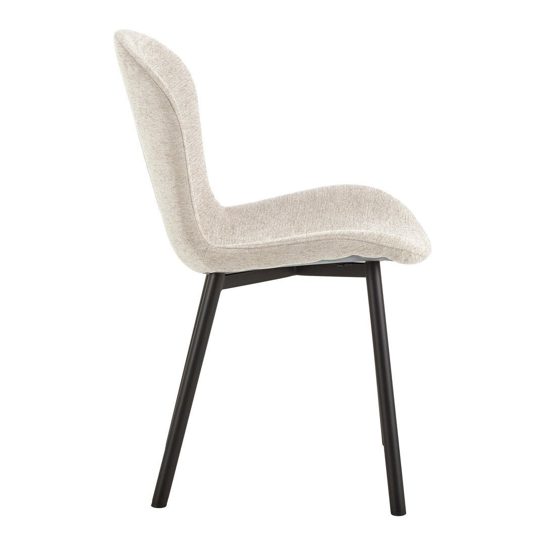 Esra spisestol i lys beige stoff med svarte metallben, sett fra siden