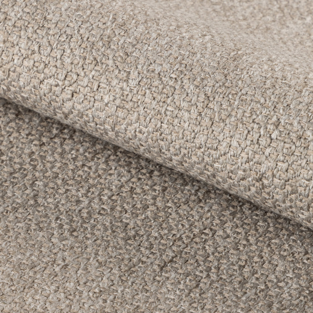Darlene spisestol i beige chenille, nærbilde av rygg og sete mot olivengrønn vegg