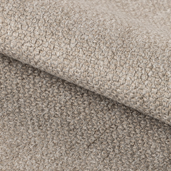 Darlene spisestol i beige chenille, nærbilde av rygg og sete mot olivengrønn vegg