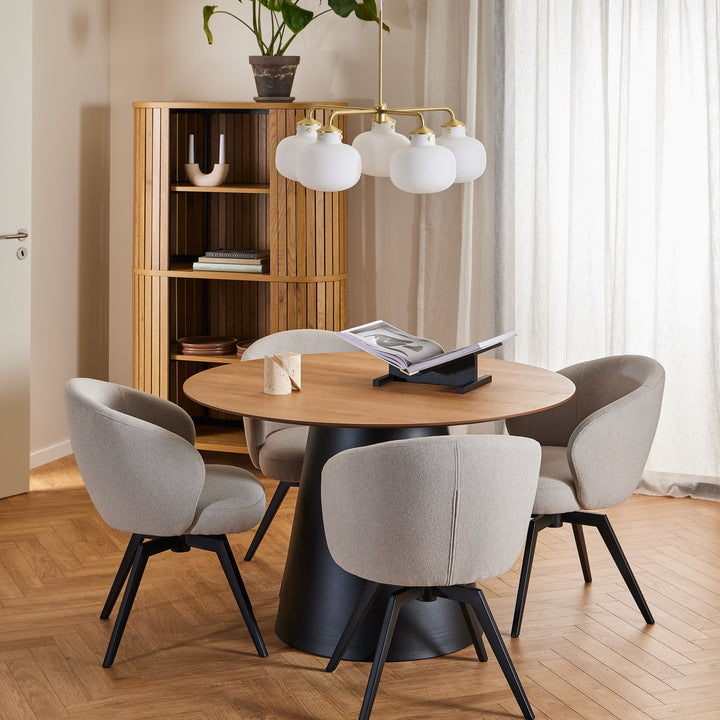 Fire beige Darlene spisestoler rundt eikebord i lyst spiserom med ribbeskap og teppe