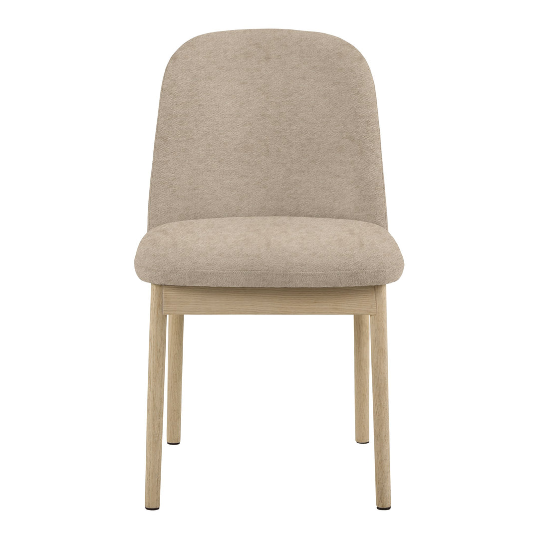 Leo spisestol i beige stoff sett forfra, med ramme og bein i lys eik.
